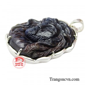 Sapphire từ lâu được coi như là biểu tượng của sự thông thái, quyền lực, chiến thắng và sự công bằng.