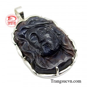 Người ta cho rằng, Sapphire làm cho con người trở nên bình tĩnh và đánh thức sức mạnh vĩ đại của niềm tin, hy vọng, tình yêu.