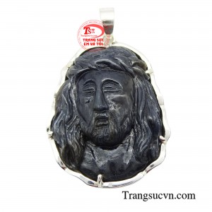 Mặt Chúa Giêsu sang trọng được sử dụng như một lá bùa hộ mệnh, cải thiện tinh thần và bảo vệ bản thân. 