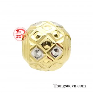 Mặt dây charm tinh xảo được chế tác vô cùng tinh tế, tỉ mỉ đến từng chi tiết nhỏ. 