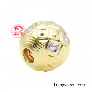 Điểm nhấn của mặt charm vàng là thiết kế khối tròn chạm khắc họa tiết cách điệu vô cùng độc đáo và mang nhiều ý nghĩa đặc biệt dành cho người đeo. 