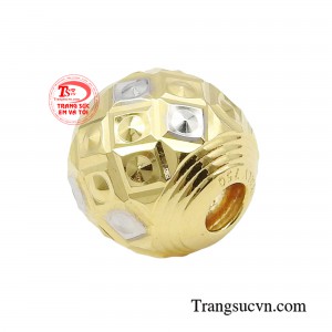 Màu sắc vàng sáng lóng lánh tôn lên vẻ nữ tính, duyên dáng, thanh lịch và vô cùng sang trọng, quý phái.