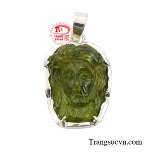Mặt dây Chúa Giêsu an lành được chế tác từ đá tourmaline xanh lục tự nhiên, qua bàn tay điêu luyện của nghệ nhân, viên đá quý được tạo hình tuyệt vời với vẻ đẹp lung linh sang trọng. 