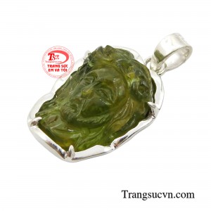 Đối với những người theo đạo Thiên Chúa thì mặt dây chuyền này chính là vật phẩm quan trọng luôn bên mình với mong ước được chúa che chở, bao bọc. 