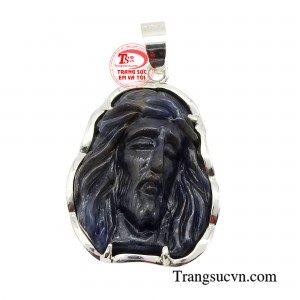 Mặt dây Chúa Giêsu bọc bạc đính đá quý sapphire không chỉ là một món trang sức thời trang, mà còn là biểu tượng của lòng tôn kính và sự sùng bái đối với Chúa.