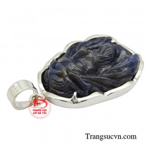 Khi được đính trên mặt dây chuyền, sapphire tạo nên những chi tiết tinh xảo cuốn hút, tôn lên vẻ đẹp của sản phẩm.