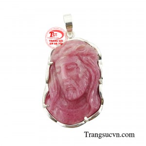 Mặt dây Chúa Giêsu Ruby thiên nhiên được coi là vật hộ thân không thể bỏ qua.