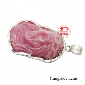 Đeo mặt dây Chúa Giêsu bên mình là sự thể hiện cho Đức tin về Chúa của Người Công Giáo, thể hiện sự tự hào về người Công Giáo.