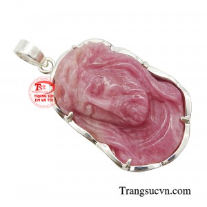 Với sự kết hợp giữa vẻ đẹp tôn giáo và sự sang trọng của đá quý ruby, mặt dây chuyền Chúa Jesus là một món trang sức độc đáo và đáng giá để thể hiện niềm tin và tình yêu với Chúa. 