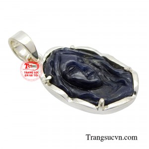 Sản phẩm thiết kế tinh xảo với mặt dây chạm khắc thánh mẹ Maria dịu hiền trên nền đá sapphire sang trọng càng làm cho mặt dây chuyền trở nên nổi bật.