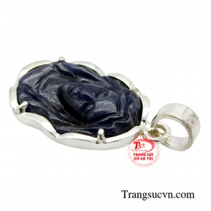 Mặt dây Đức Mẹ an lành giúp người đeo tiếp thêm sức mạnh và niềm tin vào cuộc sống.