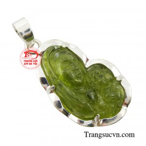 Vì vẻ đẹp thanh cao, ngan ngát tỏa hương dịu ngọt, hoa nở quanh năm và là biểu tượng cho tình yêu cao đẹp, trong trắng và thánh thiện, nên các tín hữu đã tôn vinh Mẹ Maria với danh xưng Hoa Hồng Mầu Nhiệm.