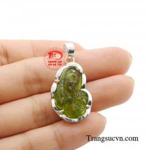 Người đeo mặt dây Đức Mẹ được chế tác từ đá tourmaline sẽ luôn nhận được những điều bình an trong cuộc sống.