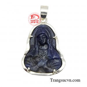 Mặt dây Đức Mẹ sapphire bọc bạc đem lại sự an tâm và làm giảm bớt lo lắng.