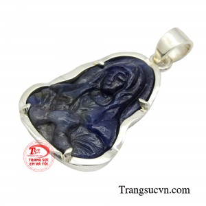 Mặt dây Đức Mẹ sapphire bọc bạc không chỉ giúp cho người đeo có thể đánh bật nét cá tính, hiện đại cùng phong cách thời trang của mình trong mắt mọi người xung quanh