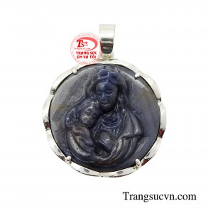 Mặt dây Đức Mẹ sapphire là một tác phẩm trang sức đặc biệt, mang trong mình ý nghĩa tôn kính và sự sùng bái đối với Đức Mẹ Maria trong đạo Thiên Chúa Giáo.
