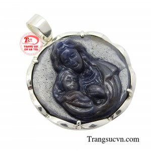 Được chế tác với tình yêu và tâm huyết, mặt dây chuyền này mang đến vẻ đẹp tinh tế và tôn quý trong cuộc sống.