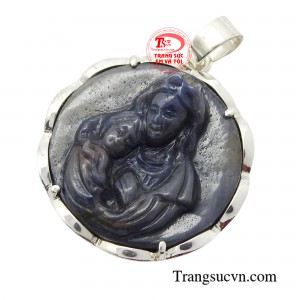 Mỗi chi tiết trên mặt dây chuyền được chăm chút tỉ mỉ và tinh xảo, tạo nên một tác phẩm nghệ thuật độc đáo và đẳng cấp. 