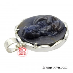 Mặt dây Đức Mẹ sapphire sẽ là món quà ý nghĩa và đáng giá để tặng cho những ai có tình yêu và lòng tin vào Đức Mẹ Maria.