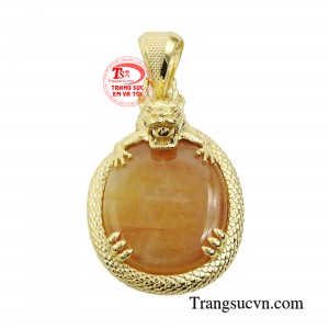 Mặt dây sapphire bọc rồng vàng hợp mệnh phong thủy, giúp kích hoạt tài lộc, hút may mắn rất cần cho các quý ông trong cuộc sống.