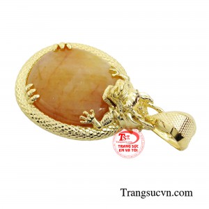 Mặt dây sapphire được khắc họa theo hình Rồng luôn được coi là vật hộ mệnh đầy quyền uy.