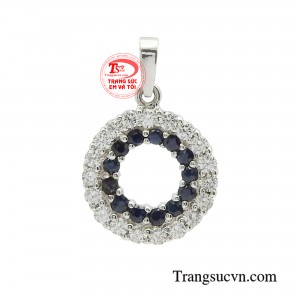 Mặt dây sapphire tỏa sáng lấp lánh sẽ giúp quý cô trở thành một người nổi bật nhất trong mọi bữa tiệc cũng như các dịp quan trọng. 