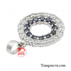 Nếu bạn đang tìm một mẫu mặt dây đơn giản mà vẫn toát lên vẻ tinh tế, sang chảnh thì ngần ngại gì mà không lựa chọn ngay món trang sức này. 