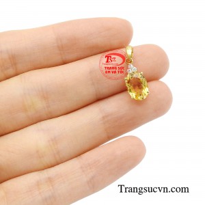 Mặt dây thạch anh cuốn hút không chỉ đem lại vận may trong phong thủy mà còn giúp chủ nhân thể hiện cá tính và tôn vinh vẻ đẹp vốn có của riêng mình.