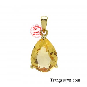 Mặt dây thạch anh đẳng cấp được tạo hình giọt nước là điểm nhấn nổi bật của món trang sức. 