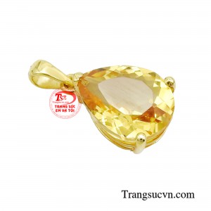 Chiếc mặt dây là một kiệt tác nghệ thuật với sự sắp đặt, tạo dáng trên nền chất liệu vàng 14k cao cấp. 