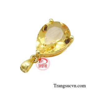 Một điểm cộng khác của chiếc mặt dây chính là thiết kế giọt nước mềm mại trung hòa vẻ đẹp kiêu hãnh  giúp tổng thể hài hòa mà vẫn giữ được nét nữ tính cho chủ sở hữu.