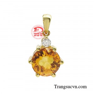 Mặt dây thạch anh kiêu hãnh mang sắc vàng rực rỡ và huyền bí.