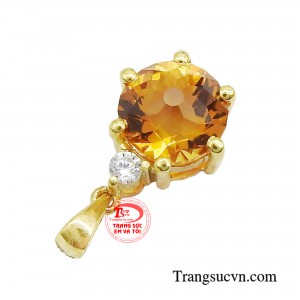 Trong phong thủy, thạch anh vàng được coi là biểu tượng của sự thông thái và mang ánh sáng vàng tươi giống như ánh mặt trời, giúp xua tan u tối và trầm uất.