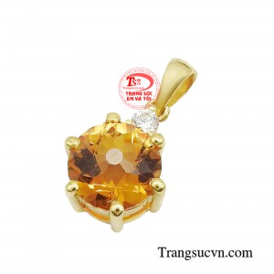 Với mặt dây chuyền vàng đính đá Citrine, người đeo còn được tiếp thêm vẻ đẹp tự tin, sáng ngời và thu hút như một thỏi nam châm.
