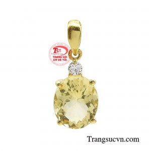 Mặt dây thạch anh tinh xảo với sắc vàng ấm áp và tràn đầy năng lượng. 