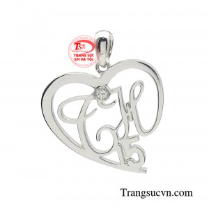 Mặt dây trái tim lồng chữ tinh xảo dựa trên ý nghĩa và giá trị tượng trưng, mang đến một sự kết nối sâu sắc với từng chữ cái và ý nghĩa mà nó mang lại.