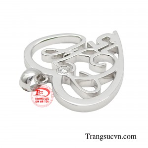 Người đeo có thể chọn chữ cái của tên riêng, người thân, hay những dấu mốc có ý nghĩa đặc biệt trong cuộc sống của mình.