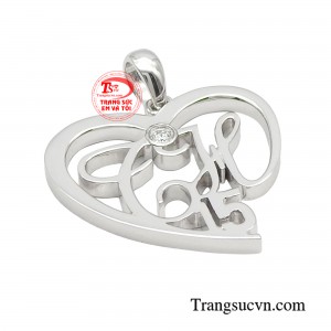 Việc đeo mặt dây chuyền chữ tạo ra một sự cá nhân hóa trong phong cách và trang sức.