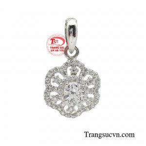 Mặt dây vàng trắng tỏa sáng một cách tinh tế, mặt dây chuyền được đính kết đá tinh xảo sẽ khiến phái đẹp phải tan chảy ngay từ ánh nhìn đầu tiên.