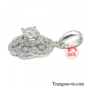 Viên đá chủ lấp lánh chính giữa với những giác cắt khéo léo, phản chiếu ánh sáng diệu kỳ không gì sánh bằng.