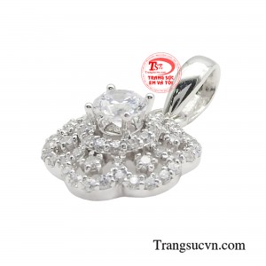 Với vật phẩm tinh tế này, nàng chỉ cần chọn trang phục nhã nhặn, ưu tiên thiết kế cổ vuông hoặc trễ vai để mặt dây chuyền được toả sáng.