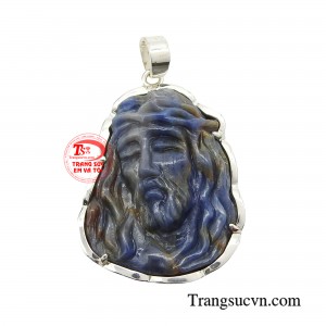 Mặt Đức Chúa Giêsu sapphire được chạm khắc tinh xảo.