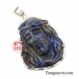 Bao quanh được bọc viền bạc sáng bóng, tạo cảm giác chắn chắn và nổi bật. 