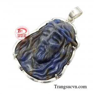 Màu xanh sẫm của sapphire nhờ có đặc tính phản quang mà trở nên lấp lánh, thu hút người đối diện. 