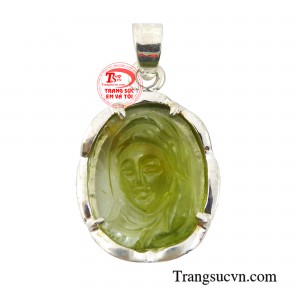 Mặt Đức Maria bọc bạc nhỏ xinh được chạm khắc tinh xảo trên nền chất liệu đá tourmaline. 