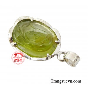 Vì thế, hình ảnh của Đức Mẹ luôn được lựa chọn để đem bên người vừa là món trang sức làm đẹp, vừa là vật phẩm tâm linh khiến người đeo an tâm. 