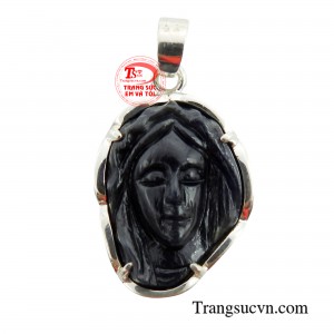 Mặt Đức Mẹ sapphire thiên nhiên được coi là bùa hộ mệnh mang lại may mắn và sức khỏe cho người sử dụng. 