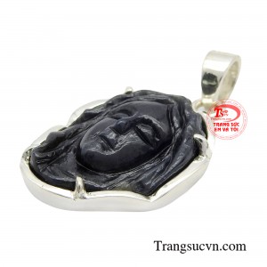 Các nghệ nhân đã thổi hồn vào khối đá bình dị, để rồi tạo tác phẩm vô cùng sang trọng, sắc nét.