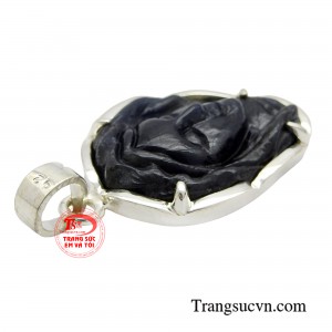 Mặt đá được chạm khắc đường nét mềm mại, sắc xảo và tinh tế.