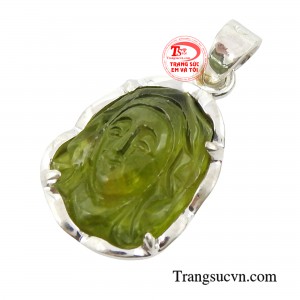 Không những thế sắc xanh lá cũng là màu tượng trưng cho sự tươi mới, phát triển nên đá Tourmaline cũng mang đến sự phồn thịnh cho người đeo, nhất là những người kinh doanh, chủ doanh nghiệp. 